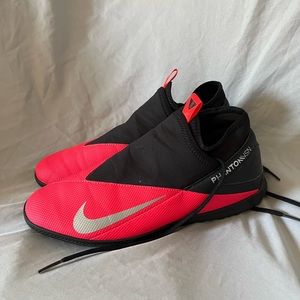 Size 8 women’s Nike Phantom VSN turf shoe